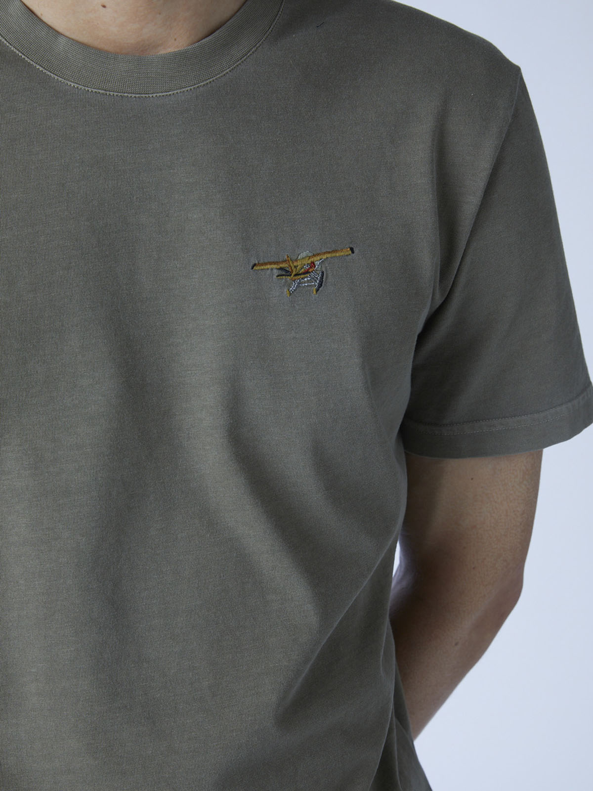 Amba T-shirt with aircraft embroidered