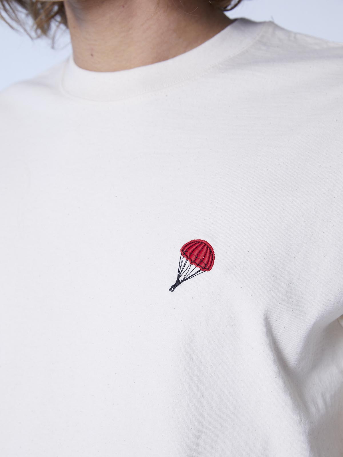 Amba T-shirt ricamo paracadute Amba T-shirt ricamo paracadute